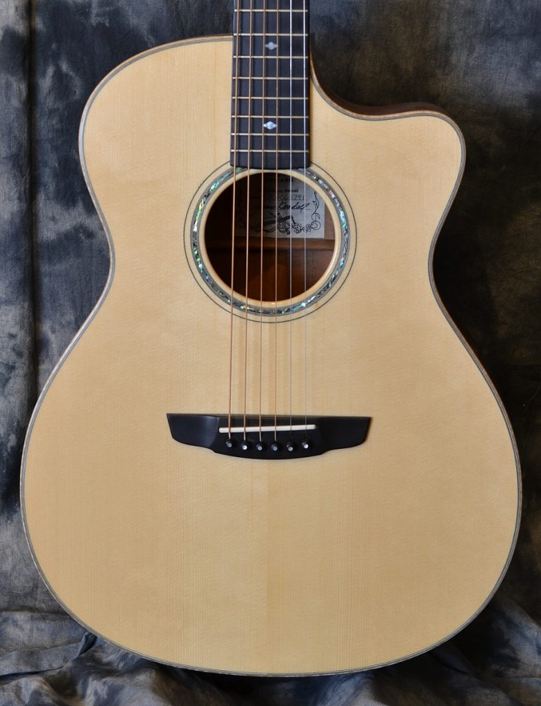 This Koa Grand concert steel string from Goodall has a lovely blend of silky smooth midrange bloom and crisp treble cut. The body size and neck profile make for a very comfortable playing experience and this example is in near mint condition!